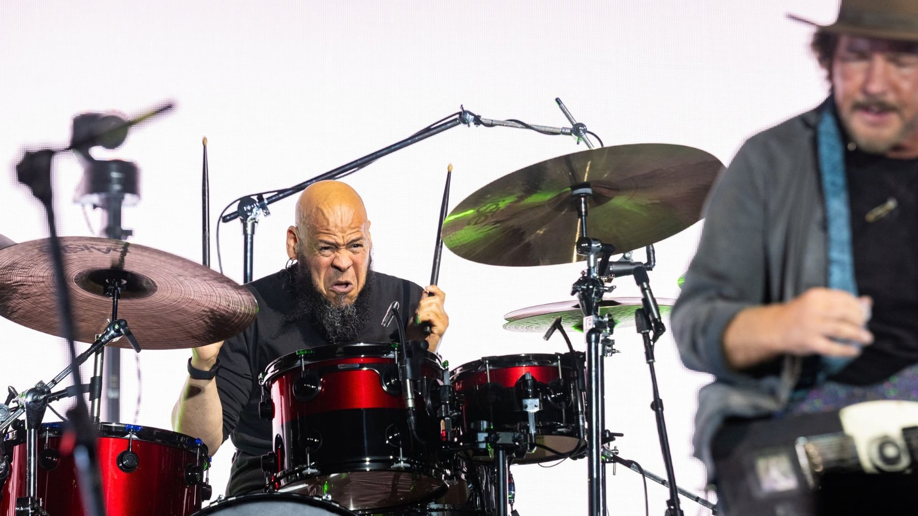 Pearl Jam confirma Laboriel Jr. no Ohana: a previsão da Rolling Stone virou fato