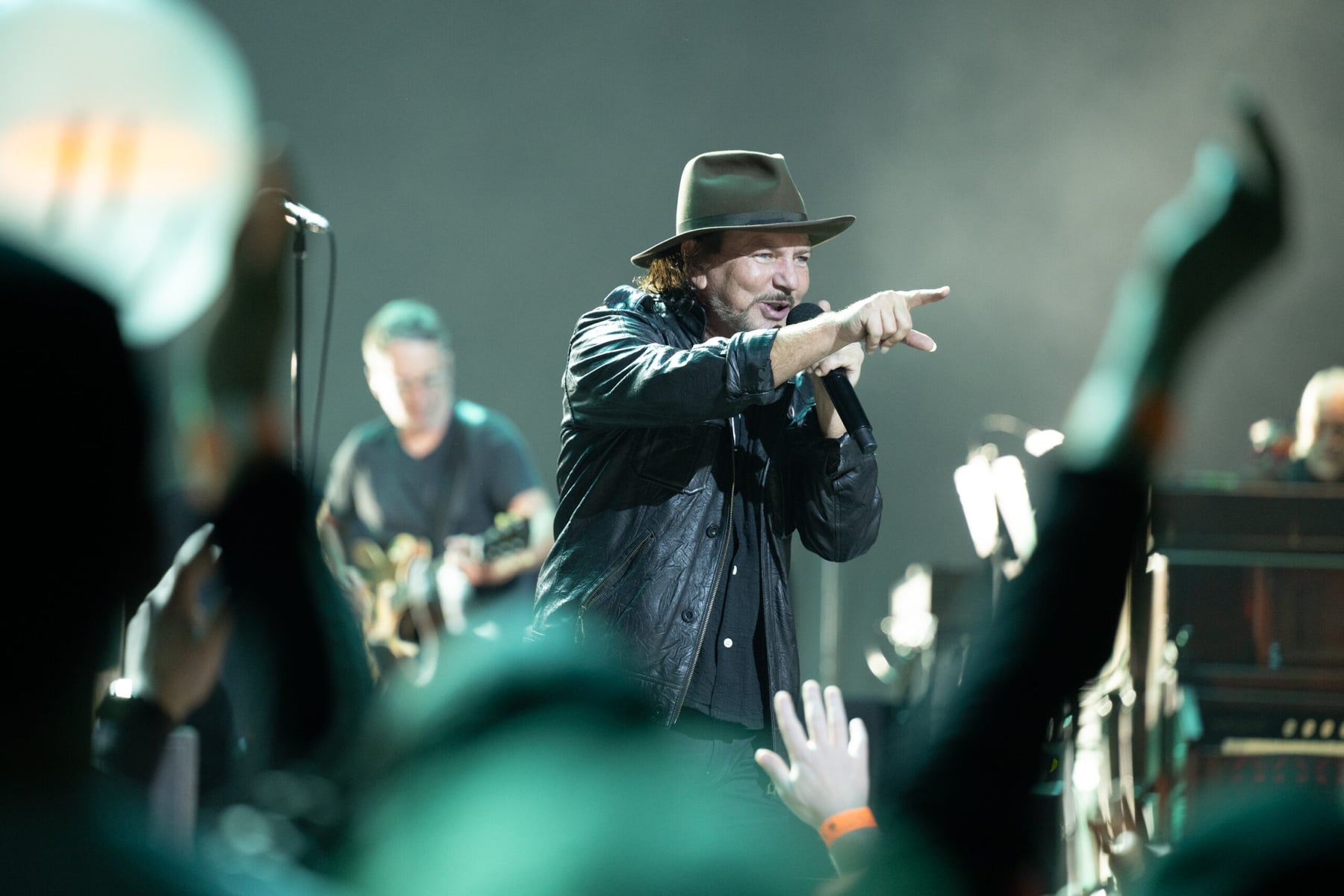Eddie Vedder responde ao kicker Harrison Butker no palco em Las Vegas