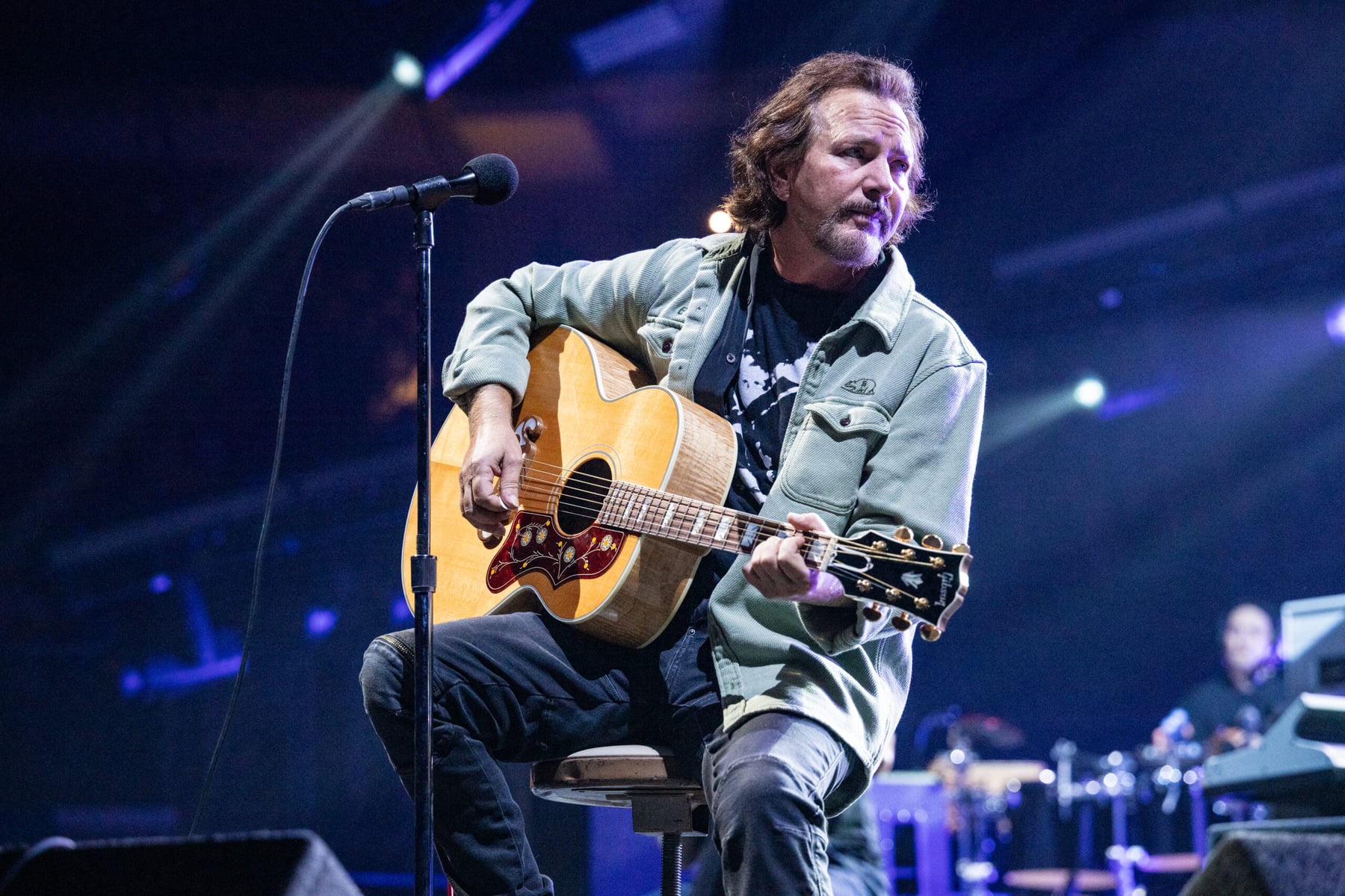 Eddie Vedder toca nas ruas de Dublin em tributo a Glen Hansard