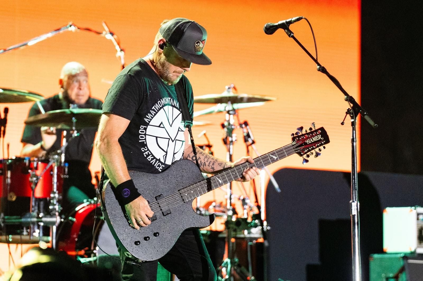 Jeff Ament revela os bateristas amigos que ouviram não do Pearl Jam