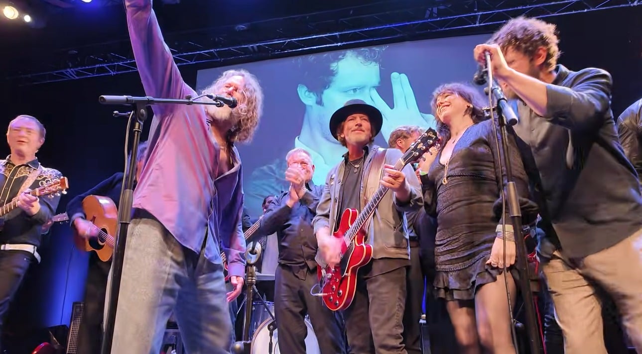 Eddie Vedder lidera o coro final por Glen Hansard no Vicar Street