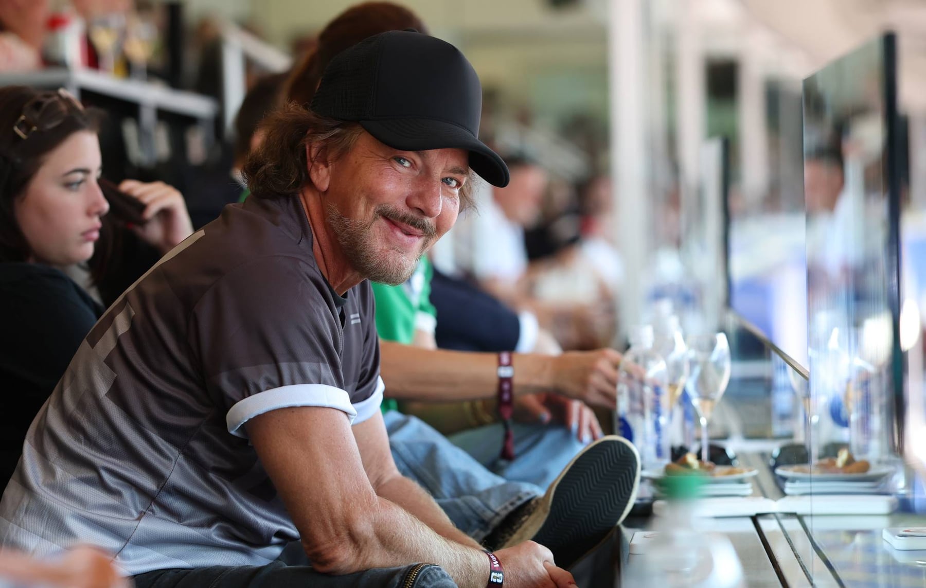 Vedder comanda coro de Alive na Copa e lança single com estudantes de Chicago