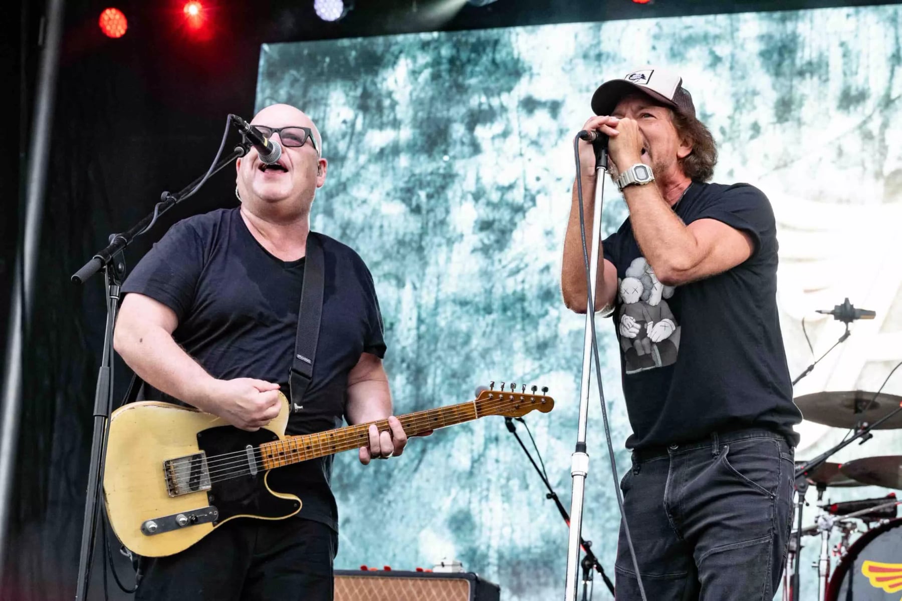 Eddie Vedder convocado pelos Pixies para cantar Wave of Mutilation no Ohana