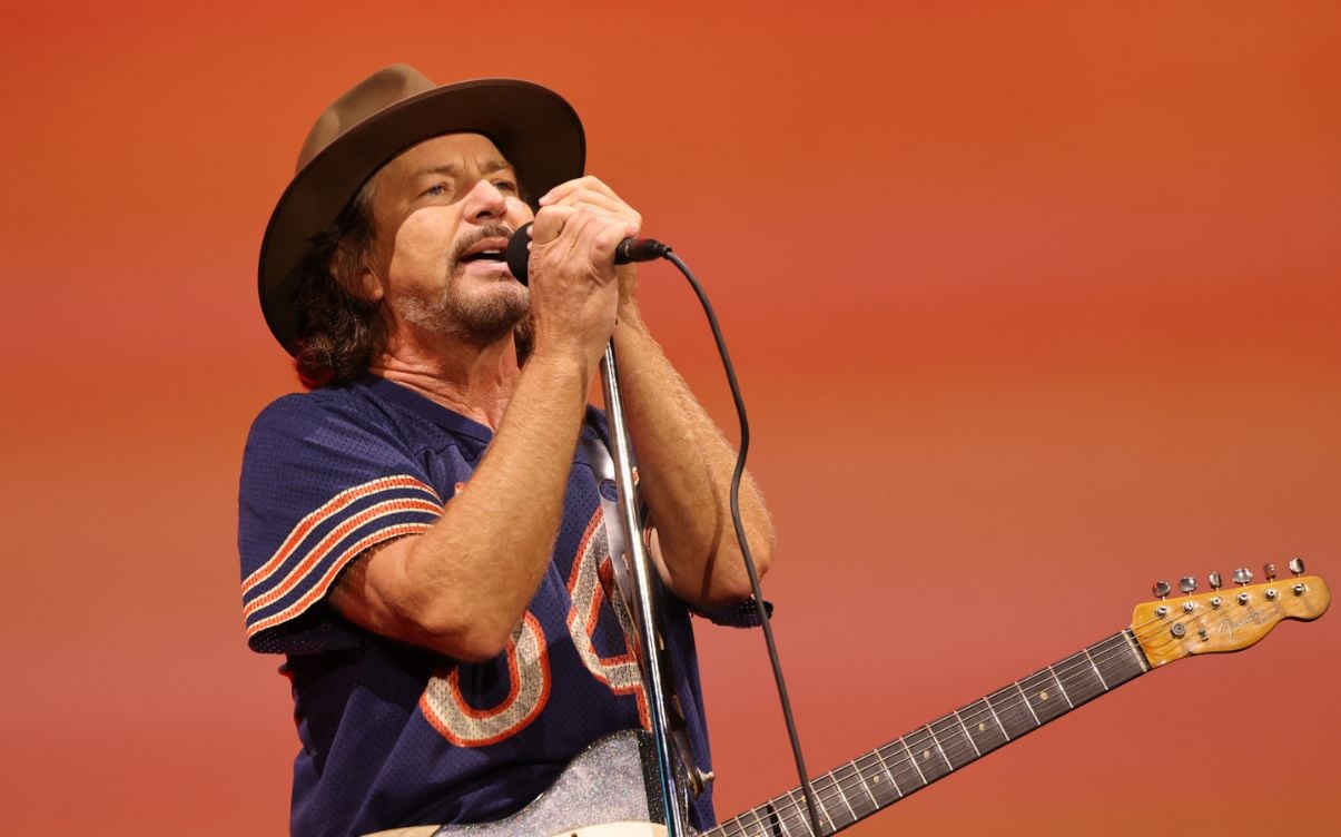 Eddie Vedder lança 'Better Believe' com jovens músicos do Guitars Over Guns