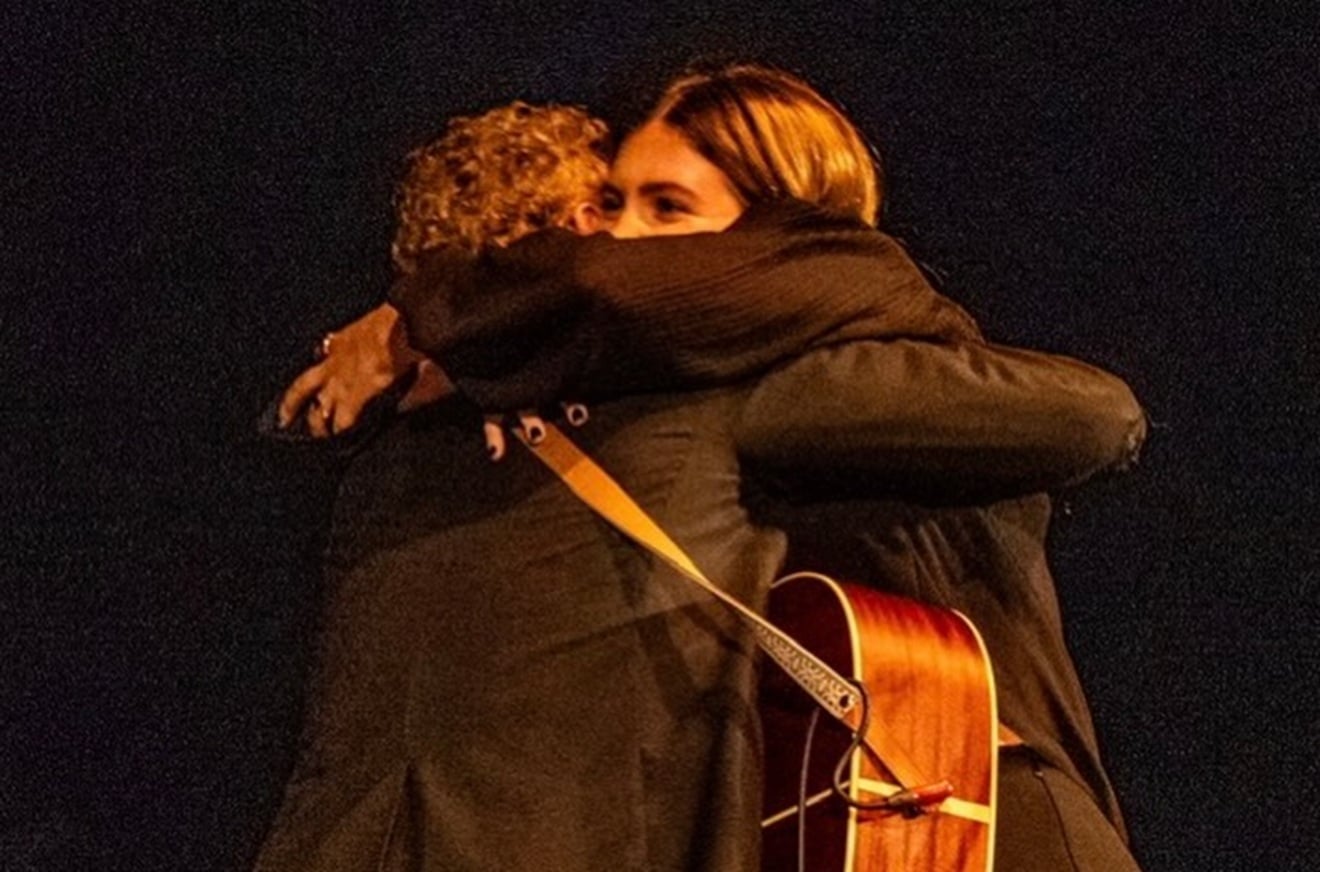 Olivia Vedder homenageia Glen Hansard, que tocaria com Eddie no Brasil