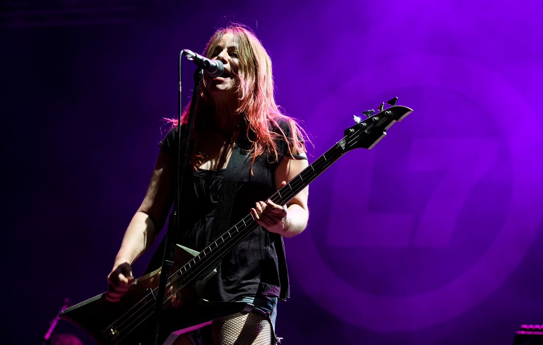 Artistas do rock doam US$ 300 mil pra Jennifer Finch da L7 com câncer cerebral