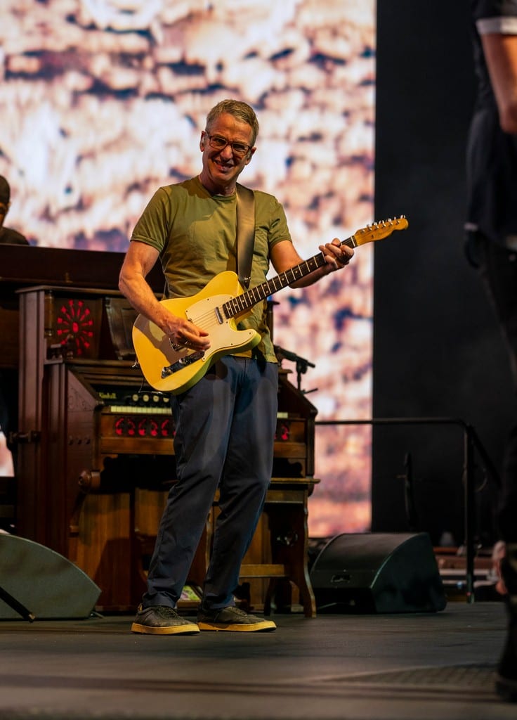 Stone Gossard foi a uma entrevista de rádio em 2015 de pé desde as seis da manhã, por causa do bebê de seis semanas que tinha em casa