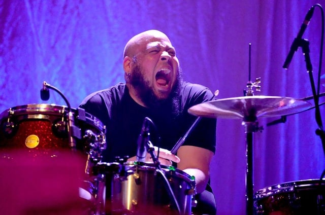 Abe estreia, Glen Hansard e Jeff Ament: o dia histórico na comunidade global