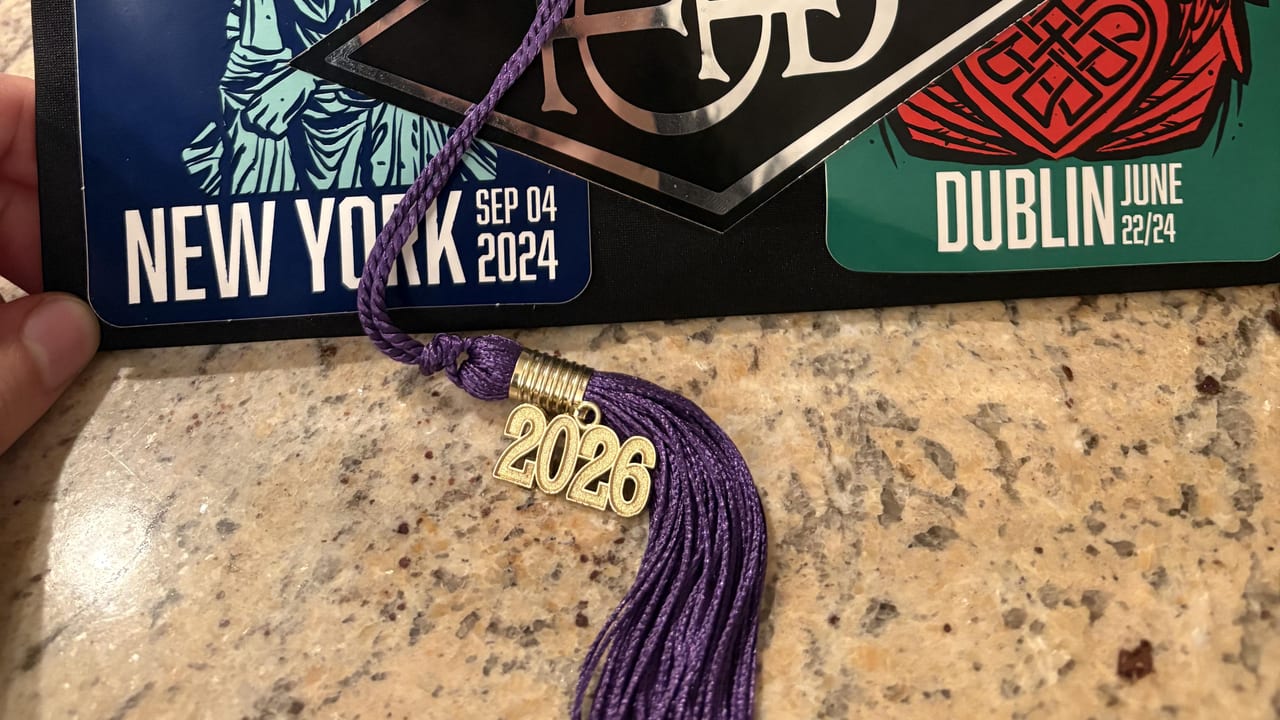 Fã decora capelo de formatura com pôsteres de shows do Pearl Jam