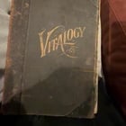 Fã mostra exemplar original do livro Vitalogy, edição dos anos 1910