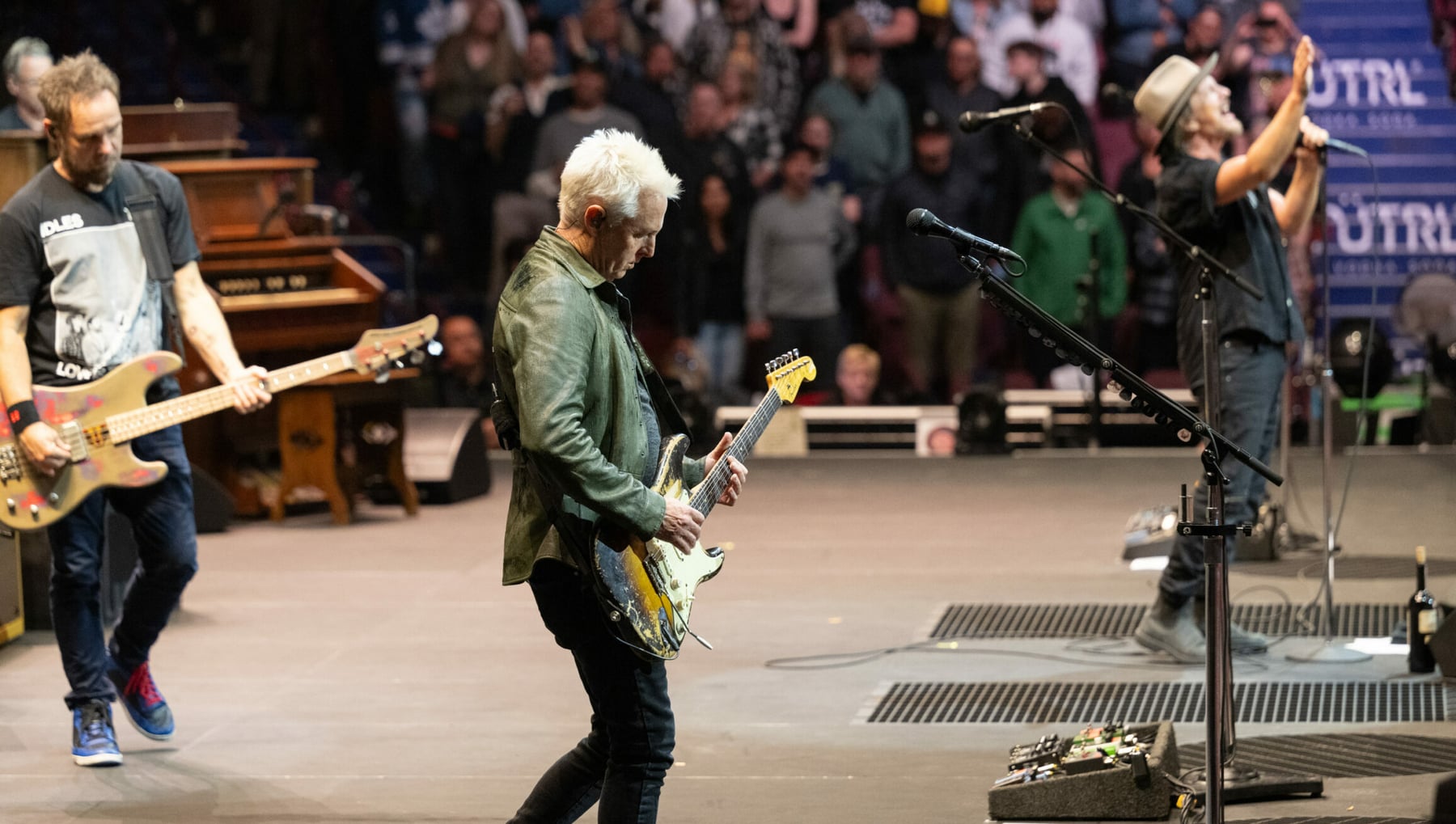 Mike McCready cai do palco na estreia da Dark Matter Tour e segue o solo